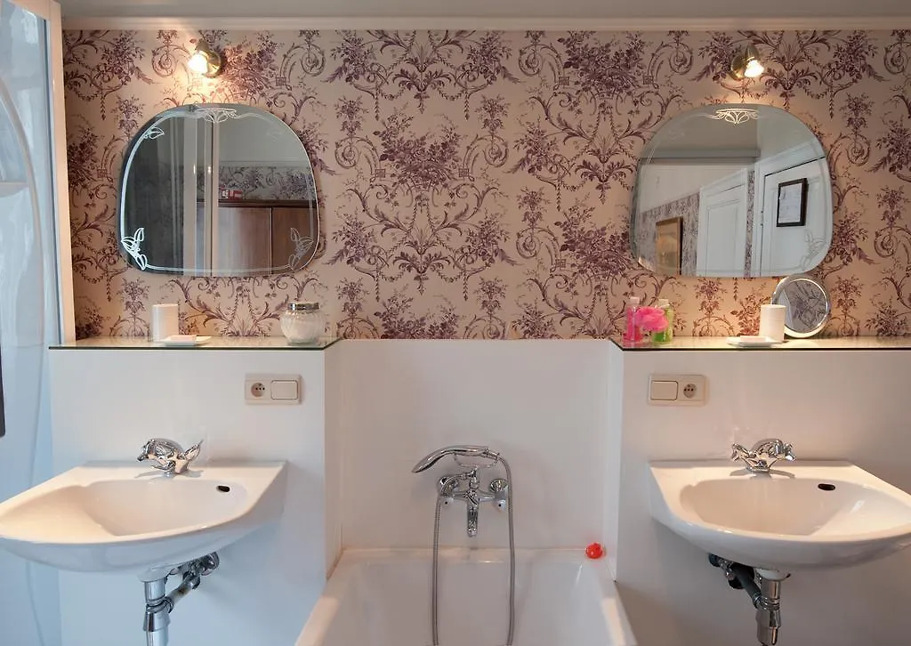 B&B The Baron Antwerp 5*,
